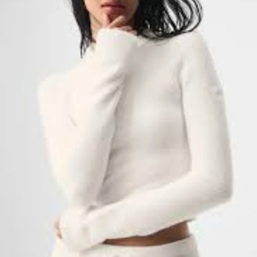 Alo Yoga 2pc Snuggle Up Sweater and Pant Set in Ivory sz MEDIUM